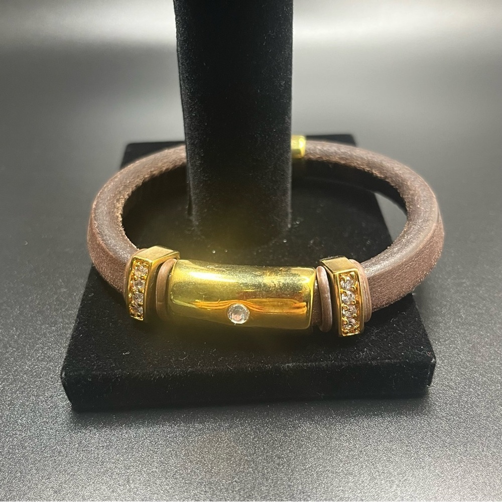 Vintage brown Leather and gold tone unisex bracelet with a magnetic closure.